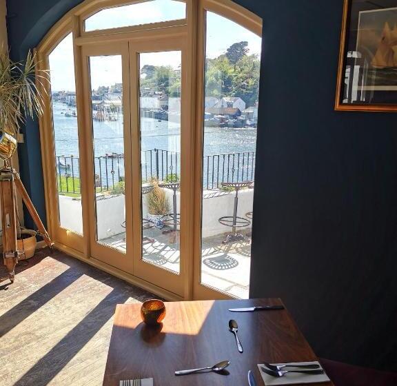 فندق The Old Ferry Inn