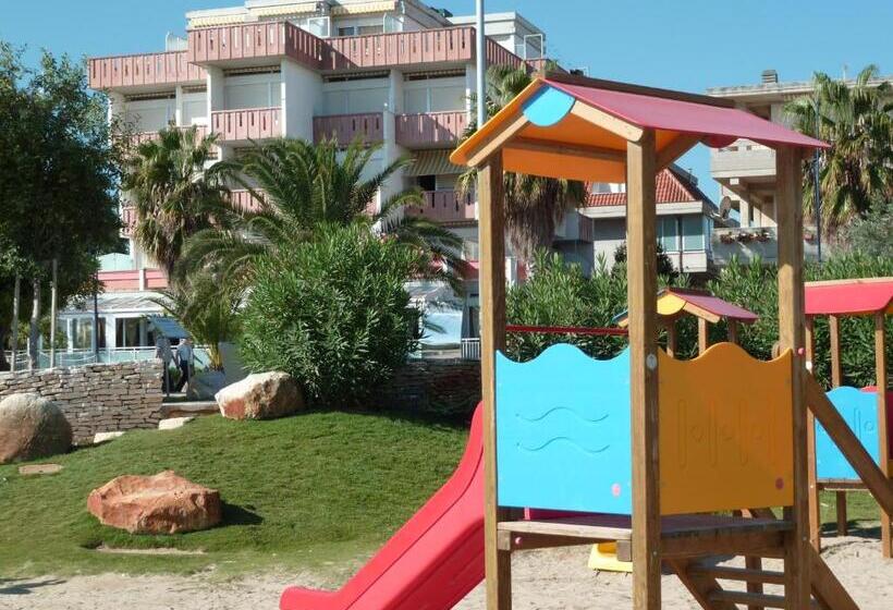 هتل Albergo Girasole Frontemare