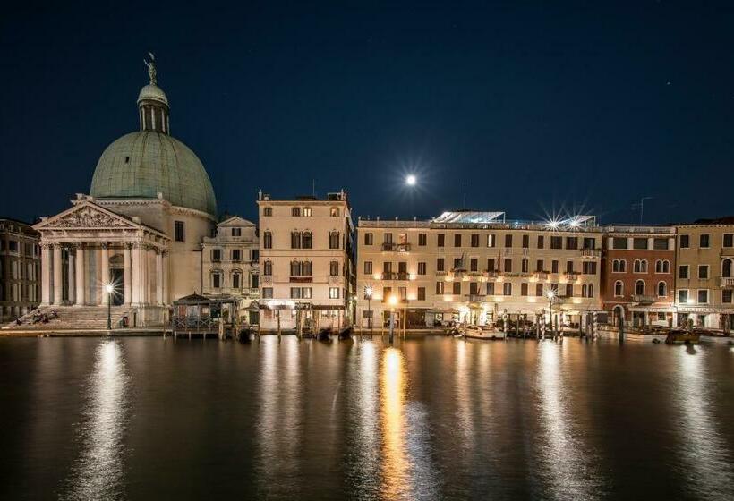 هتل Carlton on The Grand Canal