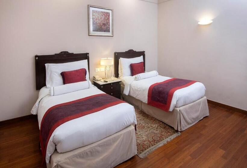 בית מלון כפרי The Claridges New Delhi