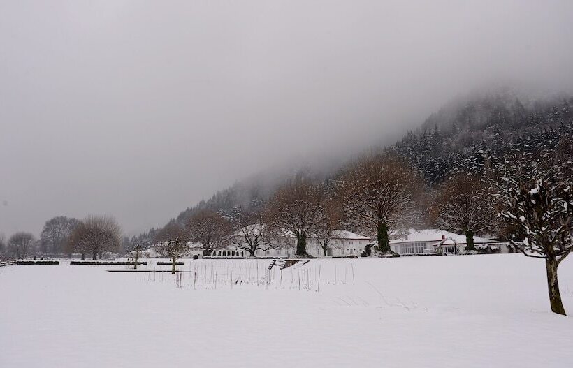 בית מלון כפרי The Lalit Grand Palace Srinagar