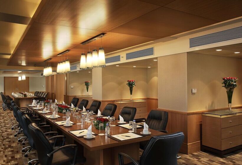 Отель The Leela Mumbai