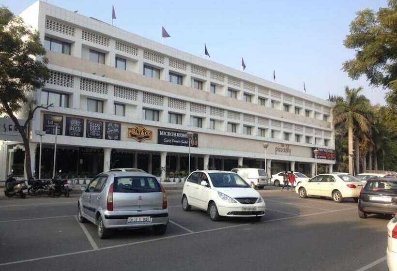 فندق The Piccadily  Chandigarh