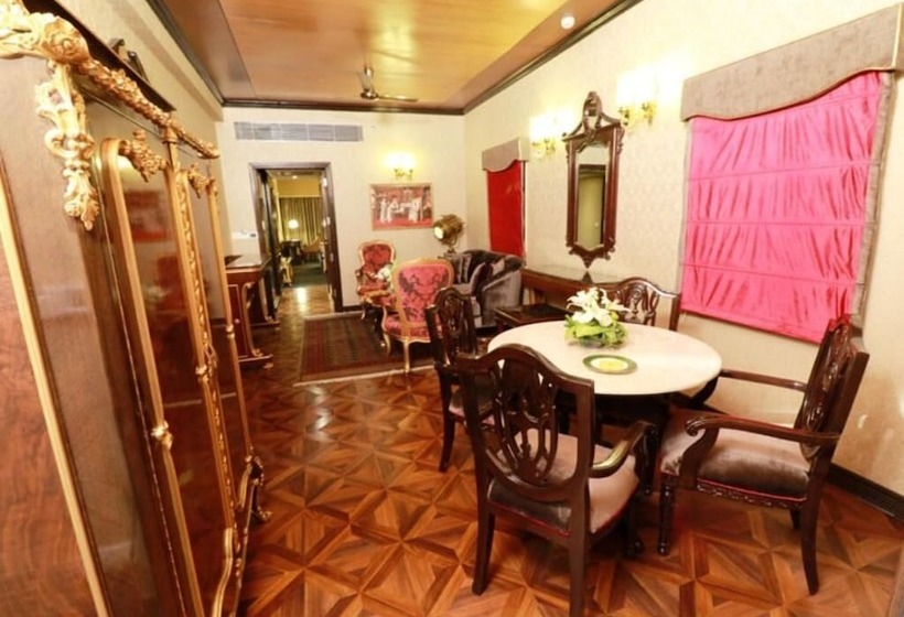 فندق The Piccadily  Chandigarh