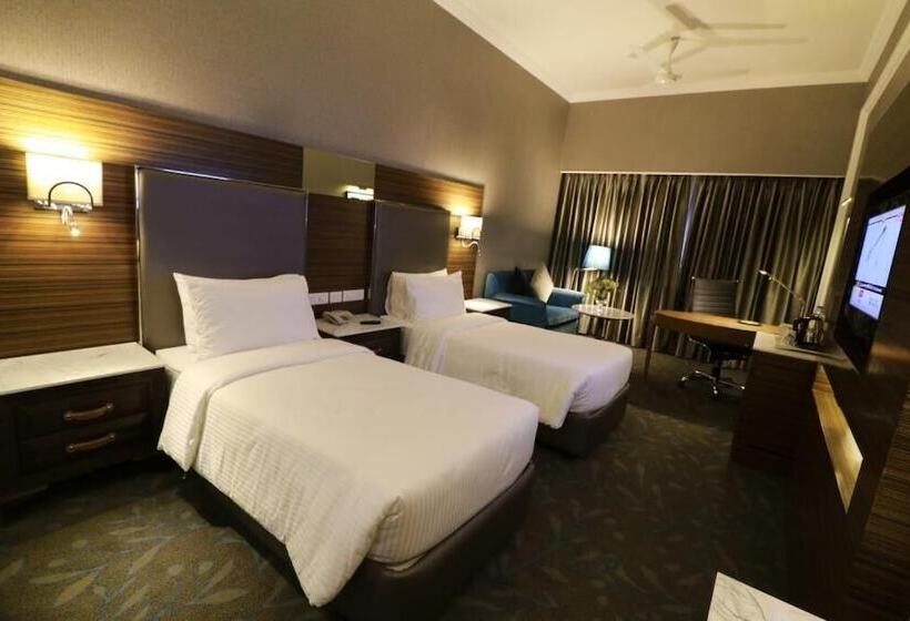 فندق The Piccadily  Chandigarh