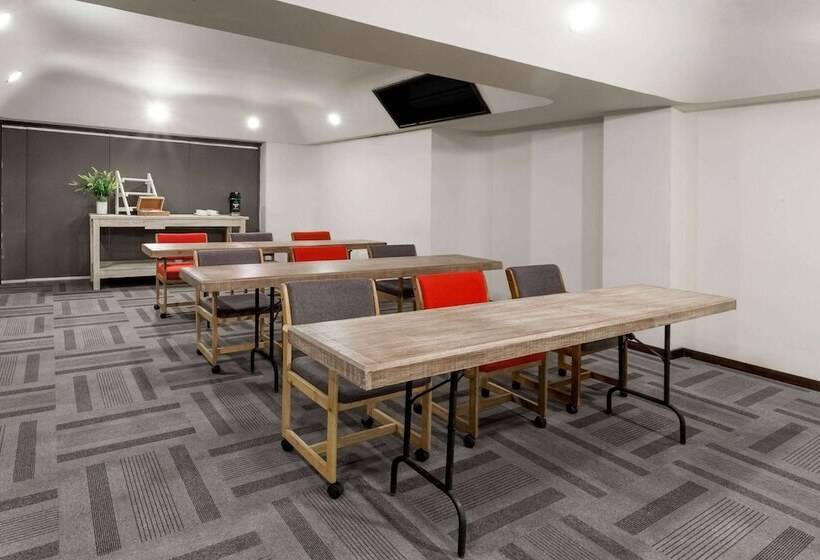 هتل Ramada Plaza By Wyndham Leon