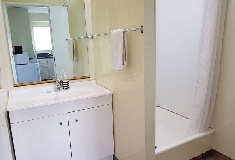 Courtesy Court Motel