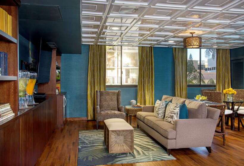 בית מלון כפרי Aston Waikiki Beach Tower