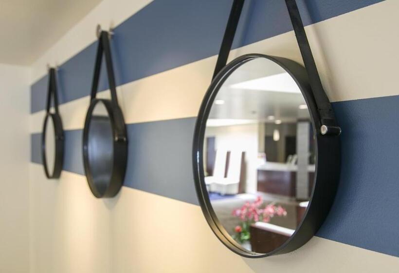 Bay Club Hotel And Marina