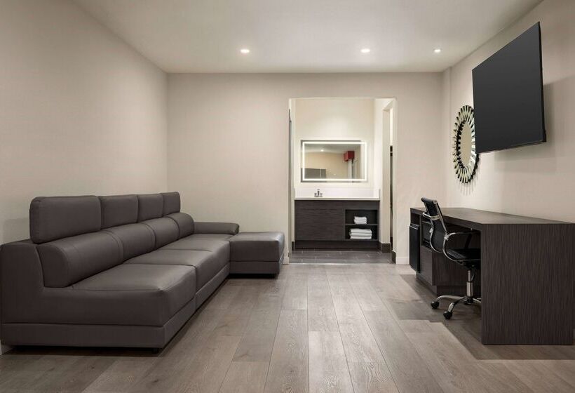 فندق Ramada By Wyndham Anaheim Convention Center