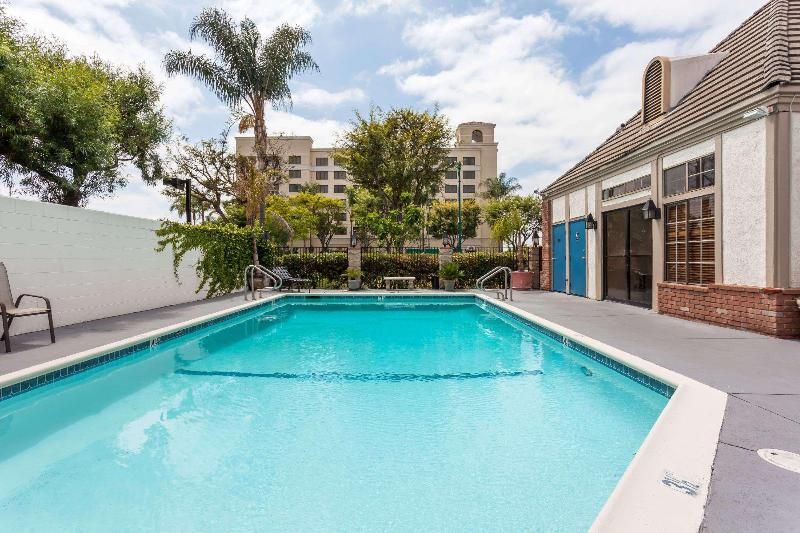 فندق Ramada By Wyndham Anaheim Convention Center