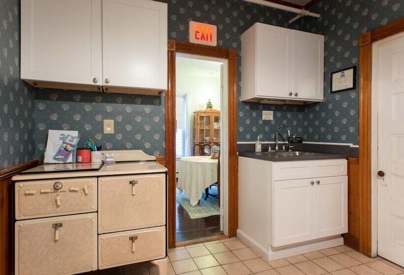 בית מלון כפרי The Coolidge Corner Guest House: A Brookline Bed And Breakfast