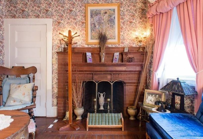 בית מלון כפרי The Coolidge Corner Guest House: A Brookline Bed And Breakfast