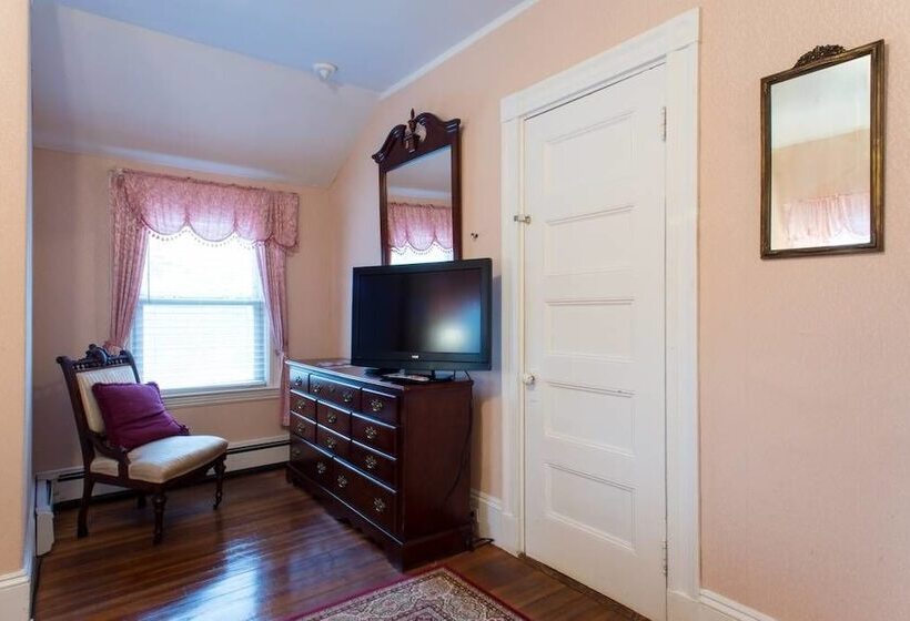 בית מלון כפרי The Coolidge Corner Guest House: A Brookline Bed And Breakfast
