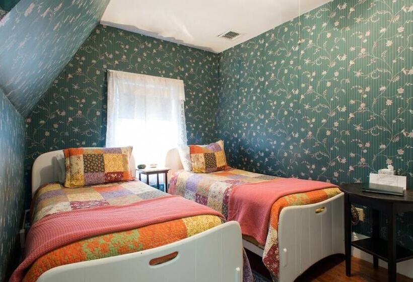 בית מלון כפרי The Coolidge Corner Guest House: A Brookline Bed And Breakfast