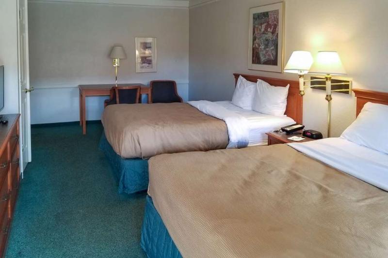 مُتل Clarion Inn