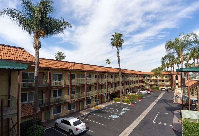 Мотель Super 8 By Wyndham Anaheim/disneyland Drive