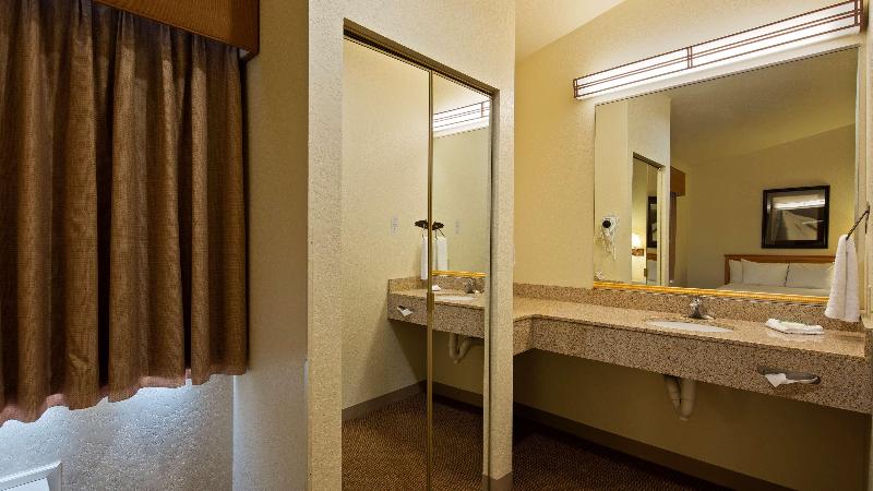 هتل Best Western Golden Spike Inn & Suites