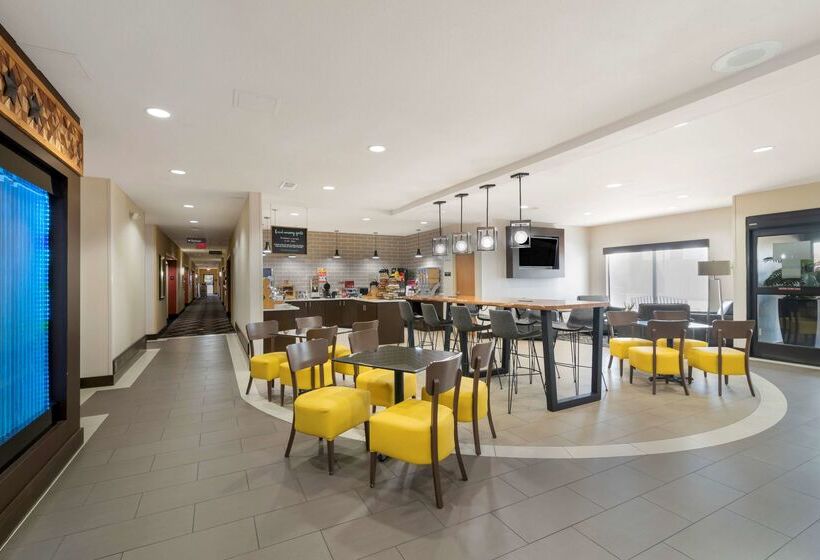 בית מלון כפרי Best Western Plus Denton Inn & Suites