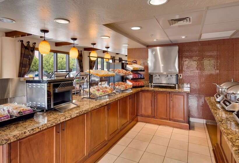هتل Best Western Plus Greenwell Inn