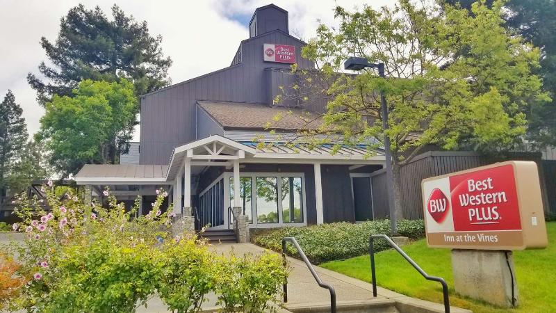 هتل Best Western Plus Inn At The Vines