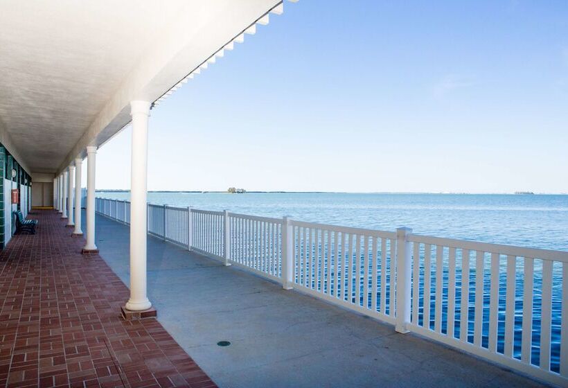 Отель Best Western Plus Yacht Harbor Inn