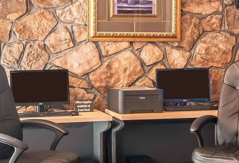 فندق Clarion Inn & Suites University Center