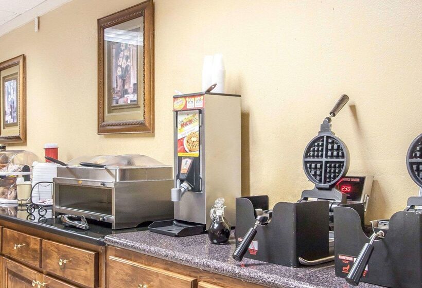 فندق Clarion Inn & Suites University Center