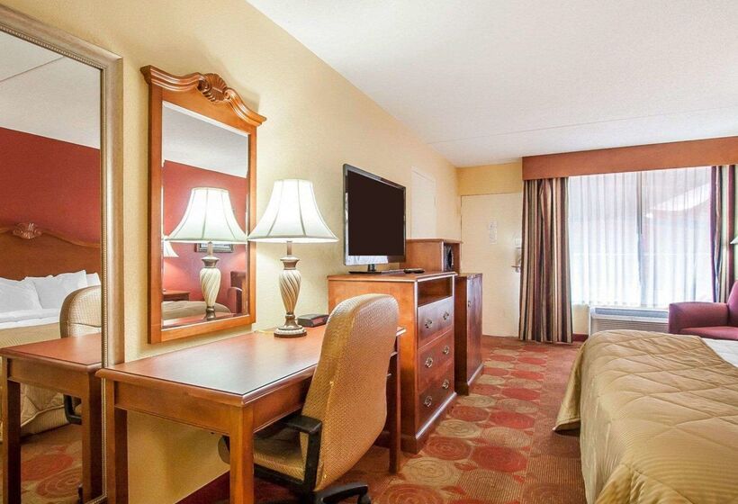 فندق Clarion Inn & Suites University Center