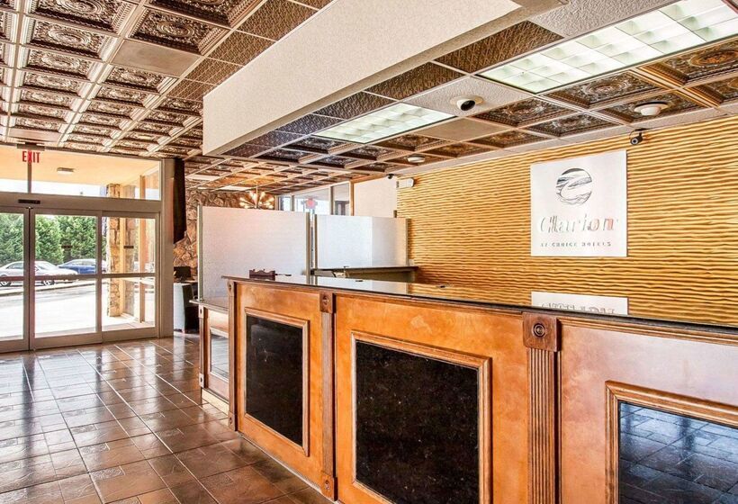 فندق Clarion Inn & Suites University Center