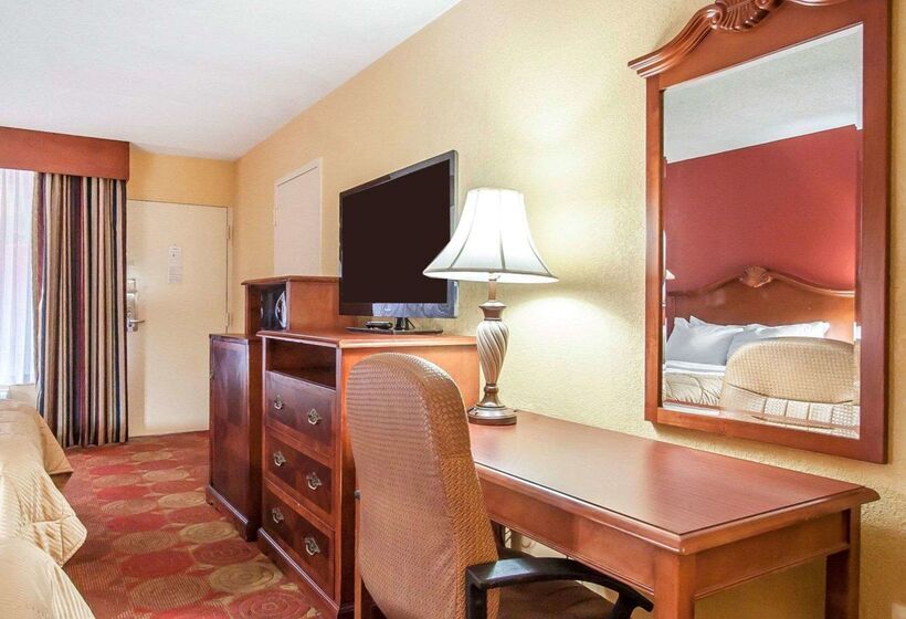 فندق Clarion Inn & Suites University Center