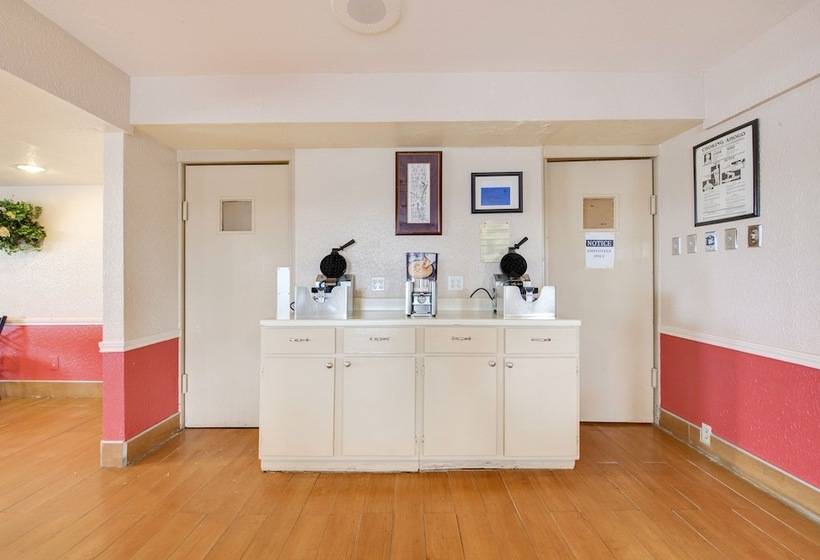 فندق Days Inn By Wyndham College Station University Drive