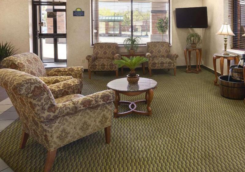 Отель Days Inn & Suites By Wyndham Trinidad