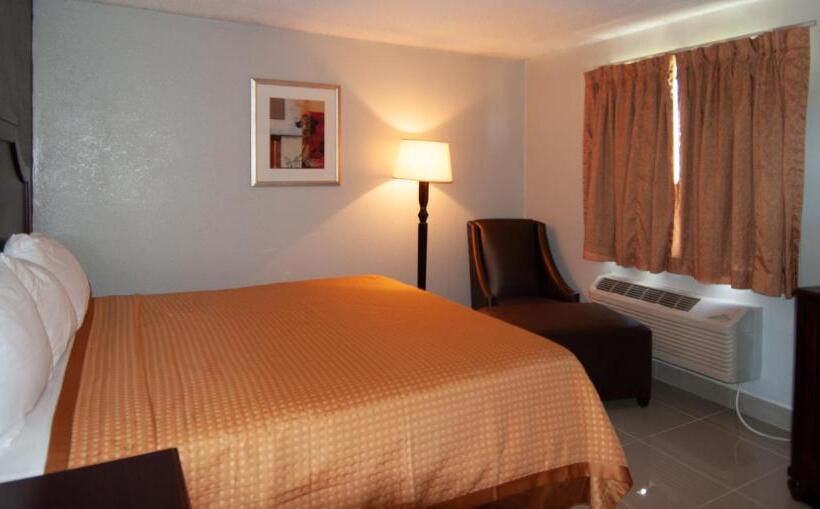 בית מלון כפרי Express Inn & Suites   5 Miles From St Petersburg Clearwater Airport
