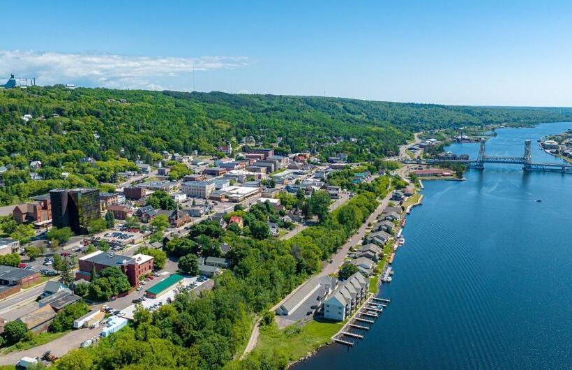 בית מלון כפרי Magnuson Copper Crown