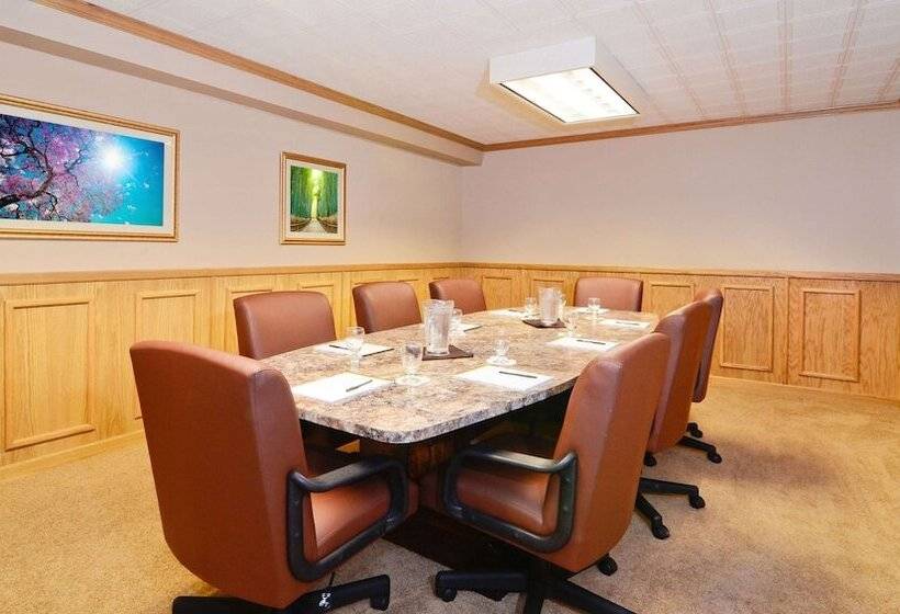 호텔 Magnuson Grand Pioneer Inn And Suites