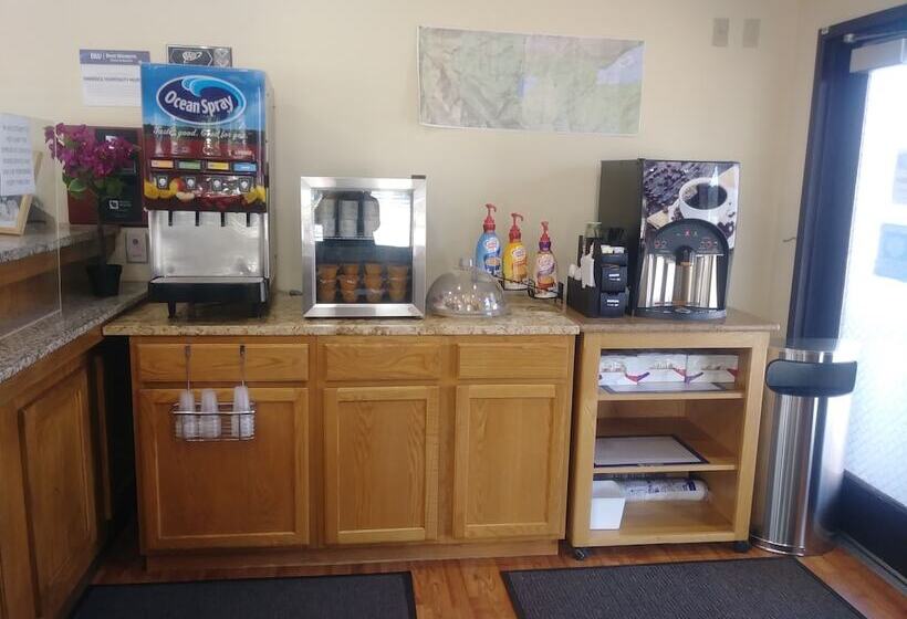 호텔 Oakridge Inn & Suites