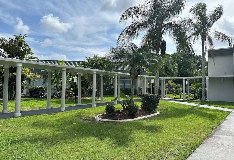 فندق Ramada By Wyndham Cocoa