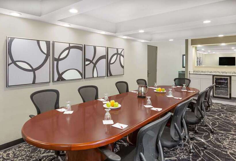 هتل Clarion Inn Des Moines Airport