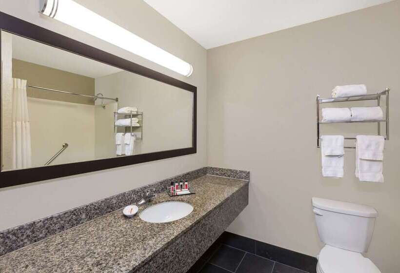 هتل Clarion Inn Des Moines Airport