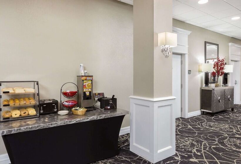 هتل Clarion Inn Des Moines Airport