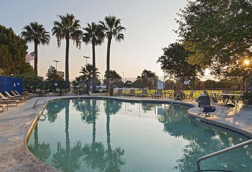 هتل Stevens Inn A Howard Johnson By Wyndham