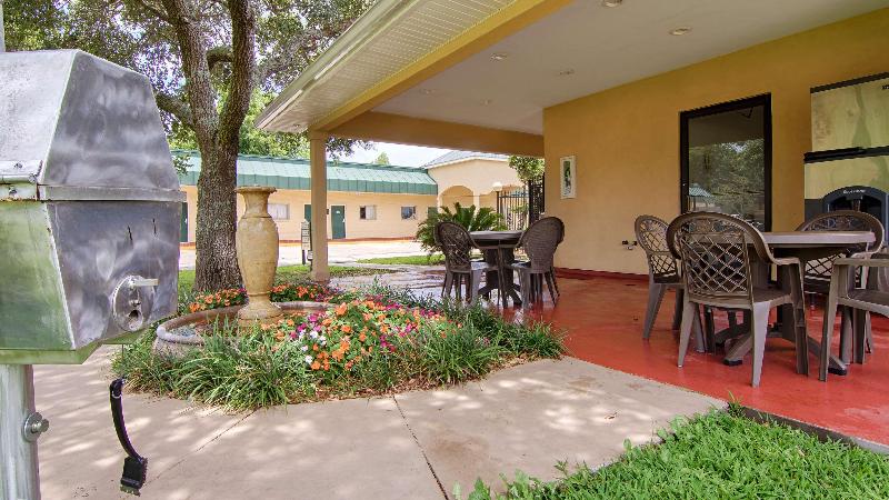 فندق على الطريق Best Western Forest Inn