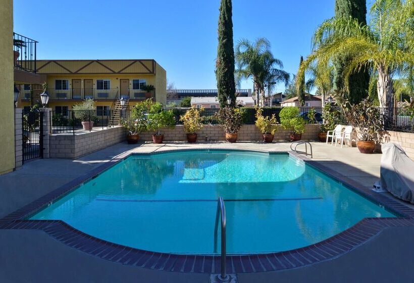 בית מלון כפרי Americas Best Value Inn & Suites Fontana