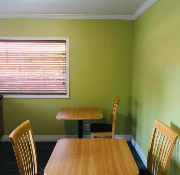 هتل Americas Best Value Inn Visalia