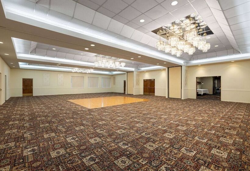 هتل Baymont By Wyndham Shakopee