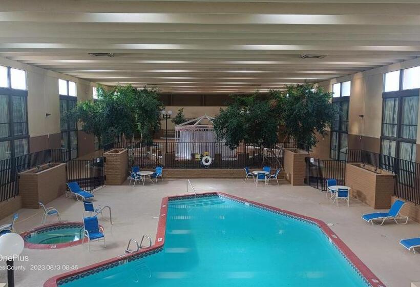 هتل Clarion Inn & Suites