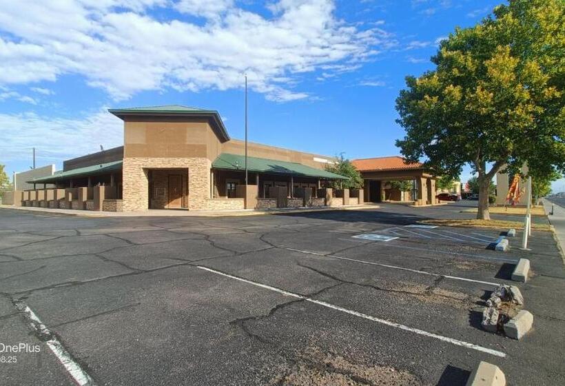 هتل Clarion Inn & Suites