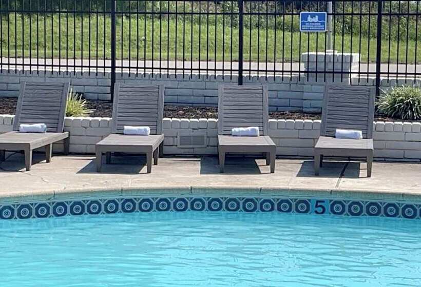 בית מלון כפרי Clarion Pointe Richmond North Near University