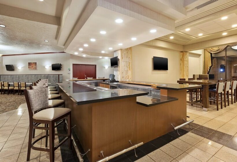 هتل Crowne Plaza Columbus North   Worthington, An Ihg
